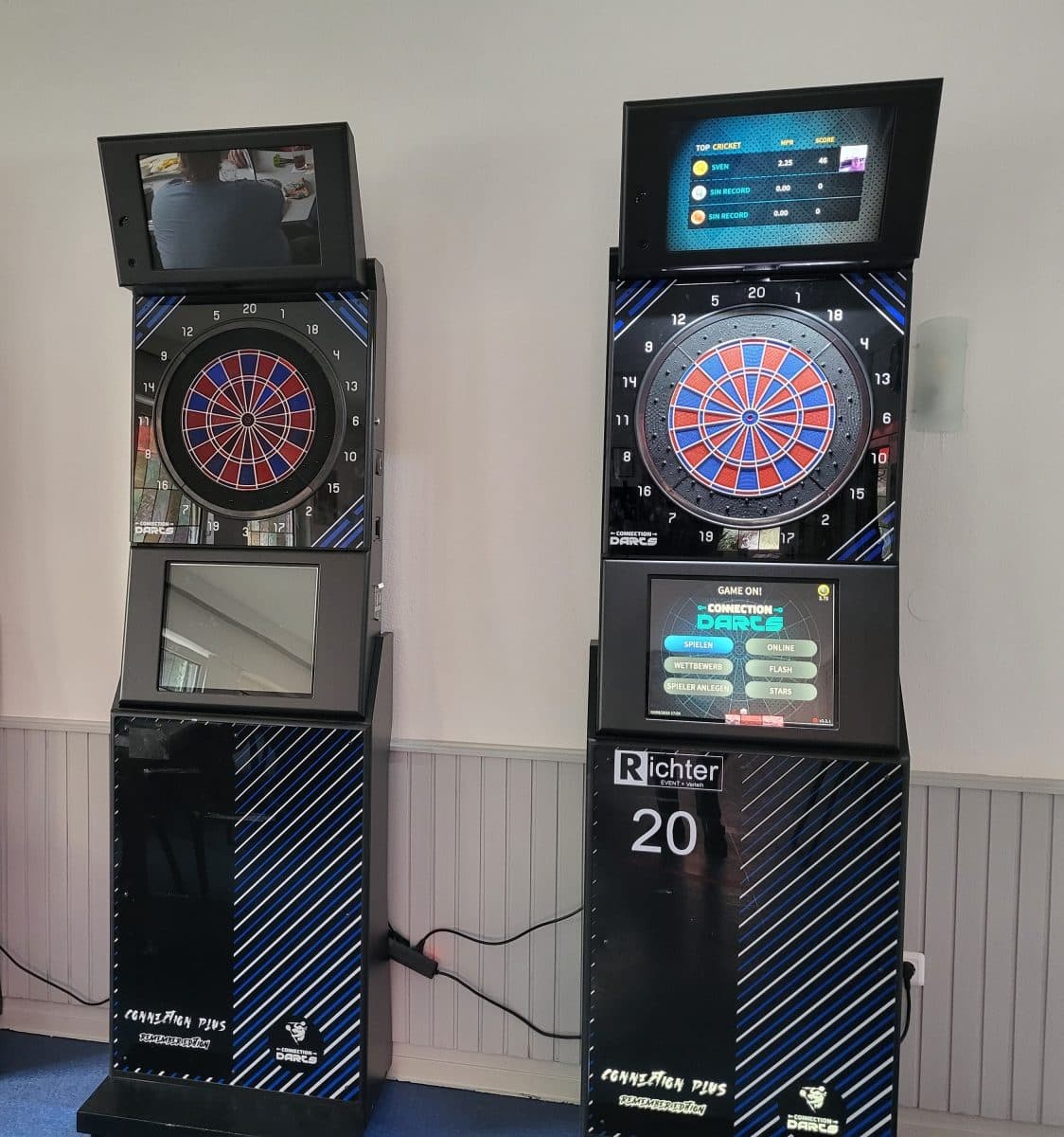 Zwei Dartautomaten im Saal