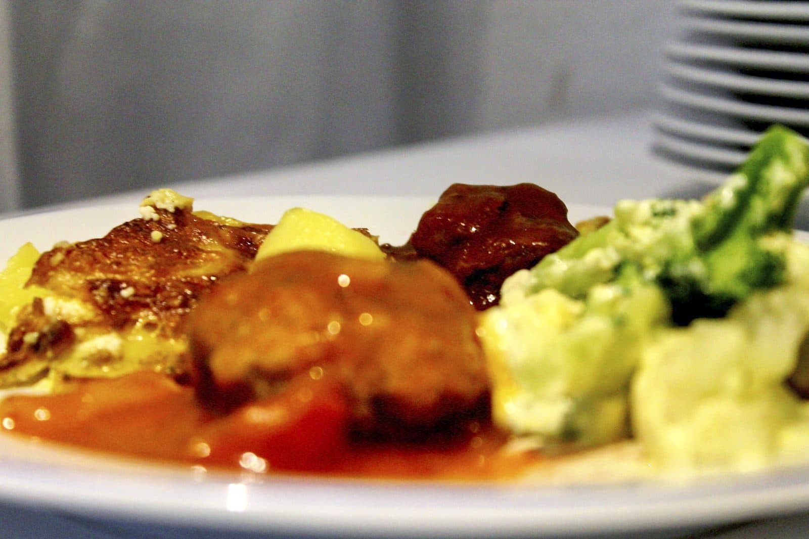 Braten mit Kartoffeln und Brokkoli