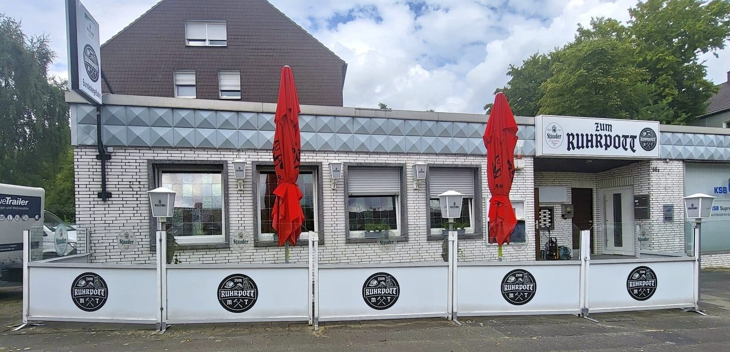 Hausfront der Gaststätte ZUM RUHRPOTT mit Biergarten an der Surkampstraße