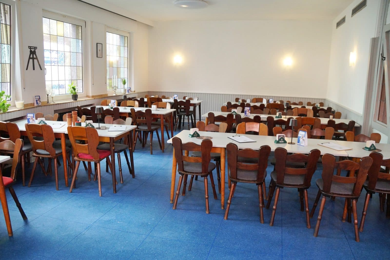 Saal mit gedeckten Tischen