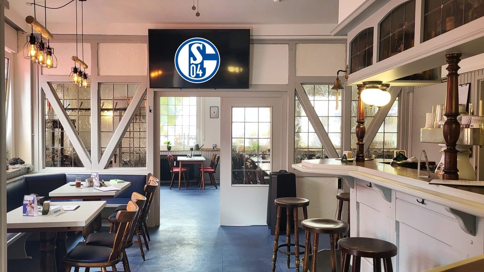Thekenraum mit Schalke-Logo auf dem Bildschirm